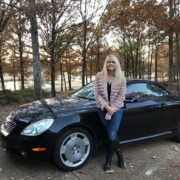 🎉🎉BIG SALE!!🎉🎉GORGEOUS FAUX FUR TAUPE JACKET!! - Picture 3 of 4